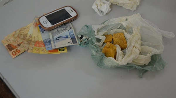 Adolescente de 16 anos tinha 16 pedras de crack prontas para a venda; três pedras inteiras e R$ 294 em dinheiro