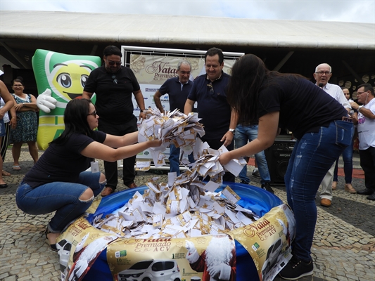 O sorteio foi realizado na manhã deste sábado, em frente a Concha Acústica de Votuporanga  Foto: Érika Chausson/A Cidade