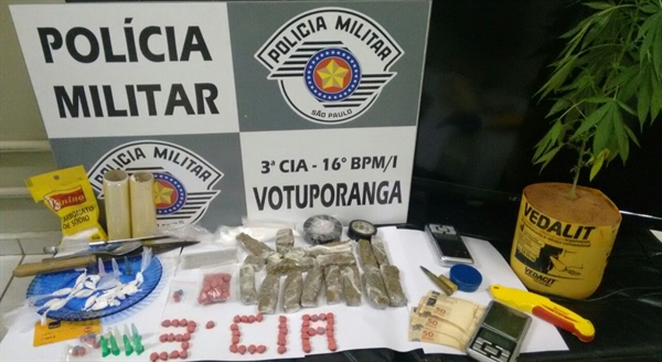 O trio foi conduzido para a Central de Flagrantes, juntamente com os objetos e drogas apreendidos (Foto: Divulgação/Polícia Militar)