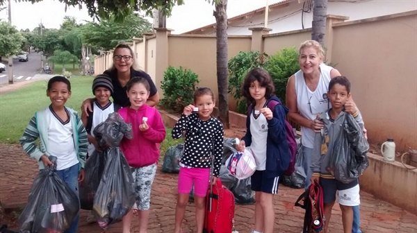 No total, os estudantes recolheram 170 quilos de materiais recicláveis, considerados criadouros em potencial (Foto: Divulgação/Prefeitura de Votuporanga)