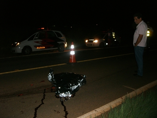 Carro arrasta e mata homem em rodovia