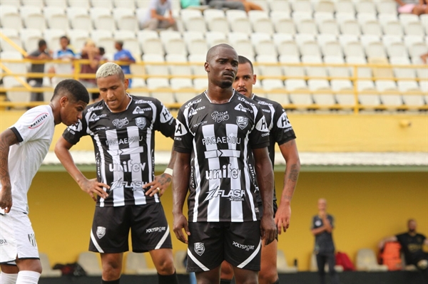 O elenco, que apresentou uma melhora na última partida, busca amenizar a pressão e tenta vencer a primeira no torneio (Foto: Reprodução)