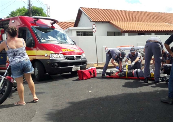 Colisão de motocicleta e carro deixa dois feridos