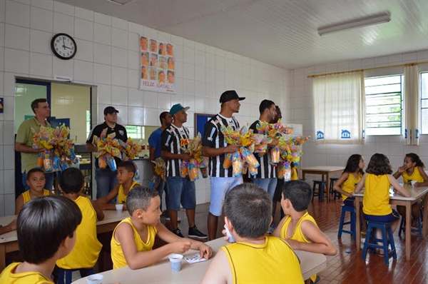 Jogadores participaram da entrega de ovos de Páscoa em duas instituições de ensino da cidade  