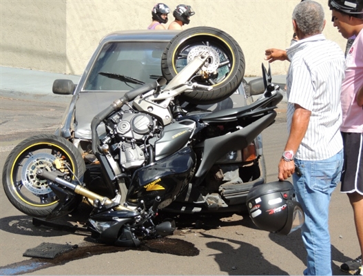 Moto e carro batem de frente em violento acidente na rua dos Ipês