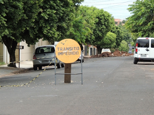 Trânsito em dois quarteirões da rua Pará está interditado por 72h