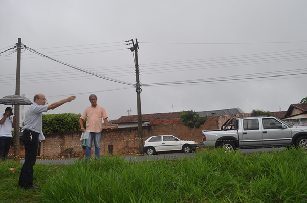 Prefeito João Dado e o secretário de Obras, Gaspar, na Praça Martinho Nunes Pereira (Foto: Daniel Castro/A Cidade)