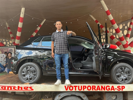 Denis de Paiva Andrade ganhou o carro zero quilômetro da Campanha de Natal (Foto: ACV)