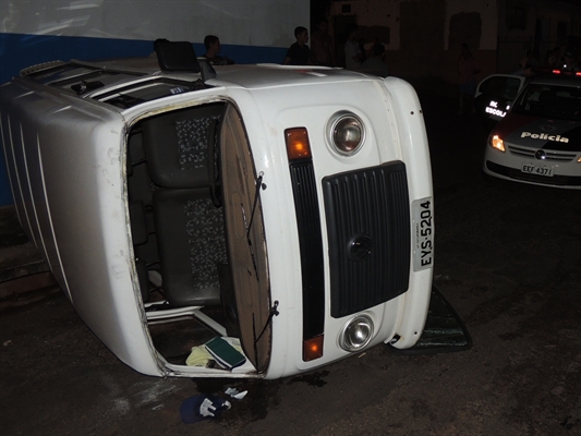 Kombi tomba após colisão com automóvel no Pró-povo