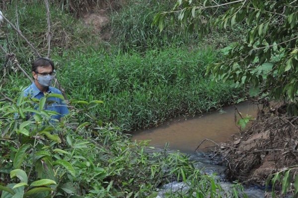 Em determinado ponto a água limpa do córrego se mistura com o esgoto; denúncia foi feita pelo vereador Jura (Foto: A Cidade)