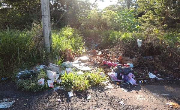 “Lixão” chama atenção no bairro Santa Felícia 