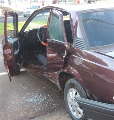 Carro é arremessado a 10 metros após colisão