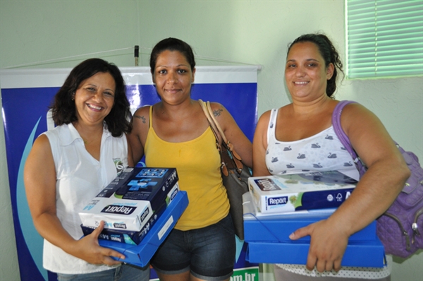 Sincomerciários distribui 400 kits escolares