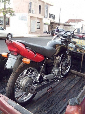 Rocam recupera moto furtada sem placa e detém indivíduo com droga