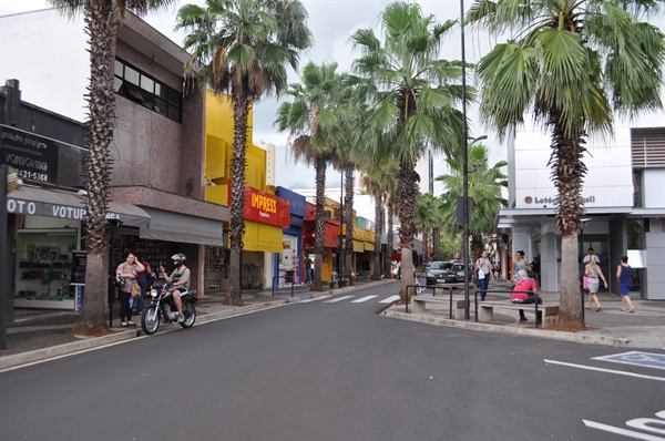 As lojas associadas à Associação Comercial de Votuporanga funcionarão em horário especial amanhã, das 13h às 18h (Foto: Érika Chausson/A Cidade)