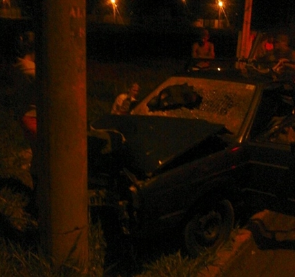 Veículo bate contra poste e deixa dois feridos no Estação