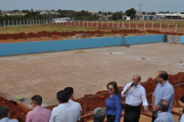 Construção da maior piscina pública do interior segue a todo vapor, garante prefeito