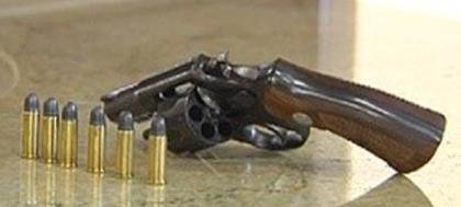 Mulher mal atendida volta armada a banco