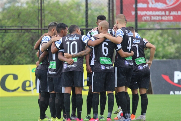 A equipe da Votuporanguense treinou de olho na partida contra o Barretos na Arena Plínio Marin (Foto: Rafael Bento/CAV)