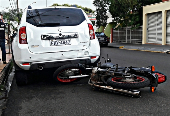 Acidente envolve dois carros e moto no Centro