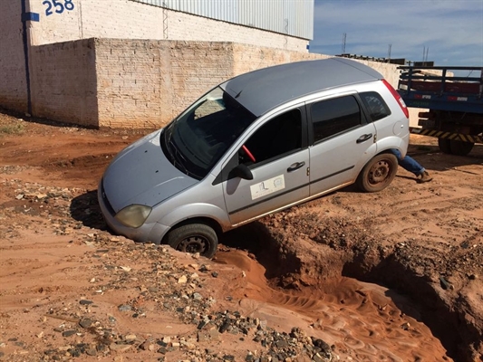 Funcionários foram ao Distrito Industrial 3 para avaliar ruas quando motorista do veículo não conseguiu desviar de buraco (Foto: Arquivo Pessoal)