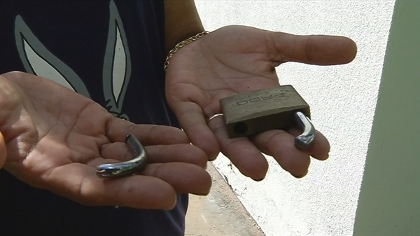 Cadeado foi estourado em furto a rancho (Foto: Reprodução/TV TEM)