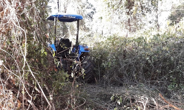 Trator foi encontrado e recuperado em Nhandeara — Foto: Arquivo pessoal