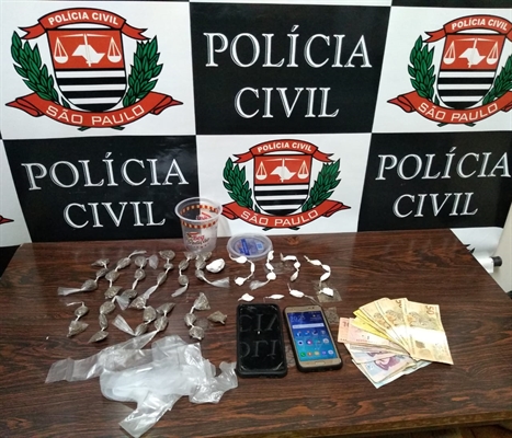 O menor foi levado até a Dise de Votuporanga; drogas, celulares, materiais e dinheiro foram apreendidos pelos policiais (Foto: Divulgação/Dise)