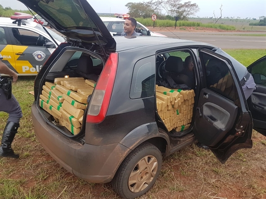 Polícia apreende carro com quase 600 quilos de maconha em Populina (Foto: Polícia Rodoviária Estadual)