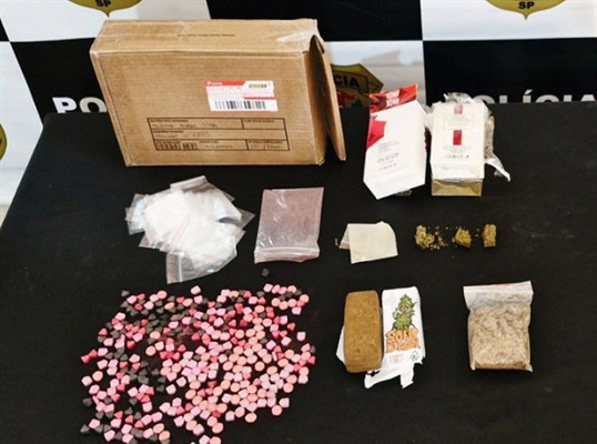 Os investigadores descobriram que uma remessa de ecstasy e haxixe Ice chegaria em Votuporanga (Foto: Polícia Civil)