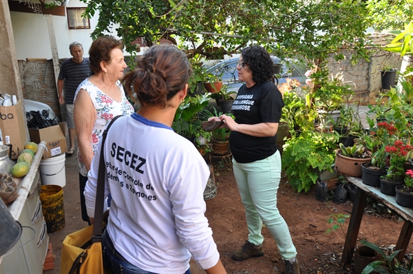 Para prevenir as doenças transmitidas pelo Aedes Aegypti, a Secretaria Municipal de Saúde realiza visitas nas casas (Foto: Divulgação/Prefeitura de Votuporanga)