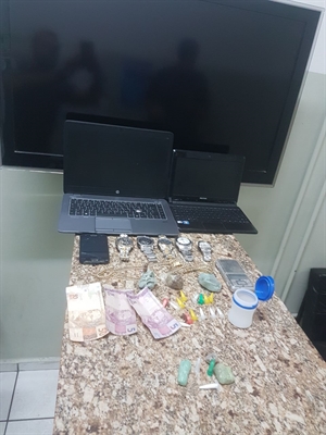 Durante a abordagem, foram encontrados uma munição calibre 38, pinos de cocaíca, porções de maconha e uma balança digital de precisão (Foto: Divulgação/Polícia Militar)