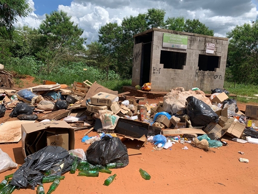 O problema do lixo a céu aberto voltou a incomodar os moradores da zona Leste de Votuporanga (Foto: Reprodução)