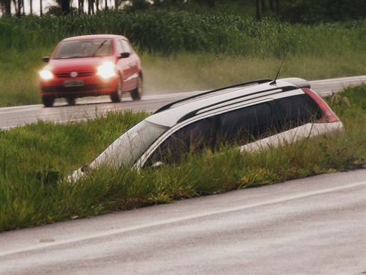 Carro cai em  valeta central da SP320