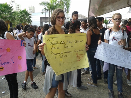 Estudantes da rede estadual se manifestam contra mudança anunciada pelo governo