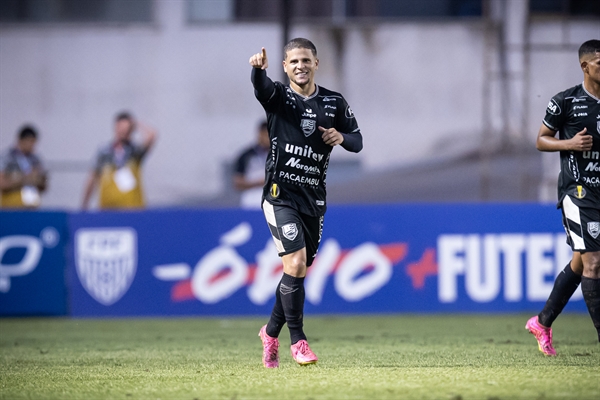 A Votuporanguense do atacante Bala entra em campo na noite de hoje (Foto: Rapha Marques)