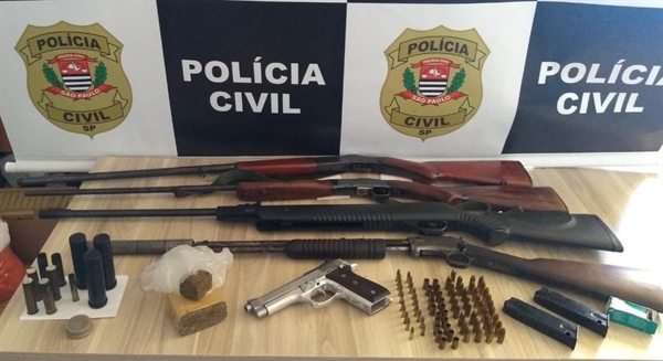 Operação cumpriu seis mandados de prisão e prendeu mais duas pessoas em flagrante, além de apreender armas e droga (Foto: Divulgação/Polícia Civil)