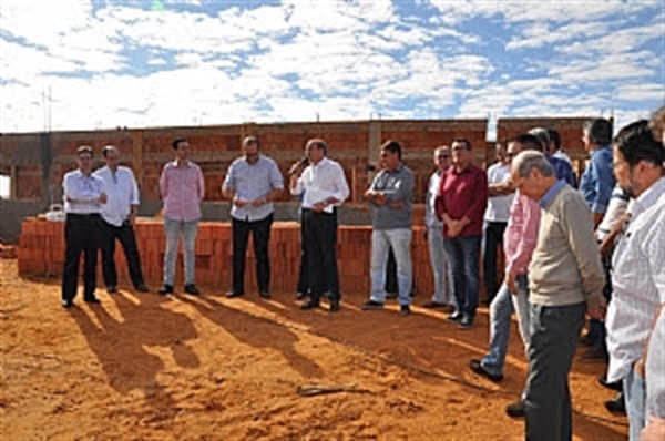 Prefeito entroniza foto de Junior Marão e coordena visita a obras