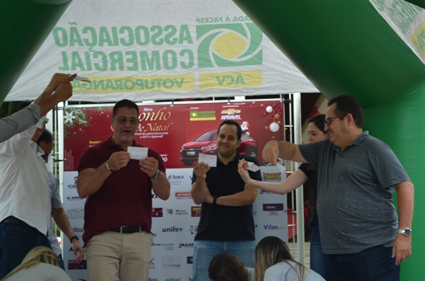  Vanessa Aparecida Meatto, cliente do Supermercados Porecatu, foi a grande sortuda das premiações promovidas pela Associação (Foto: A Cidade)