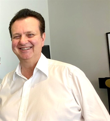 Gilberto Kassab, secretário de governo e presidente nacional do PSD, anuncia que seis deputados tucanos mudam de partido em março. O Carlão está entre eles (Foto: Prefeitura de Votuporanga)