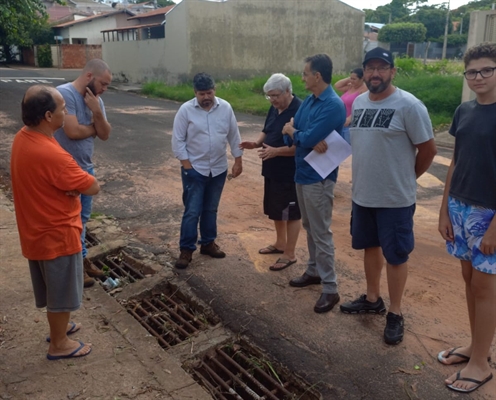 Após vistoriar o problema, o superintendente da Saev se comprometeu a buscar solução para o problema de forma urgente (Foto: Assessoria)