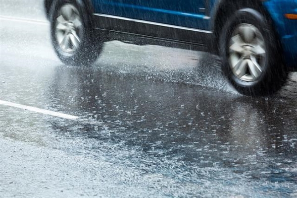 Se atentar à visibilidade, manter uma boa distância do  veículo à frente e diminuir a velocidade são algumas dicas (Foto: Reprodução)