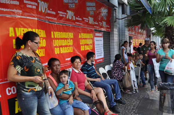 Clientes passam a noite em fila por liquidação 