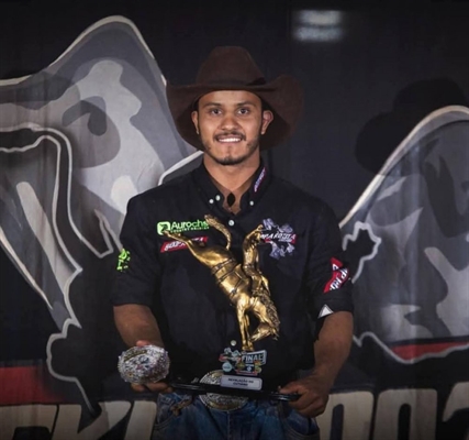 Júlio César de Oliveira, peão de Santa Fé do Sul, foi campeão no maior rodeio da América do Sul  Foto: Divulgação