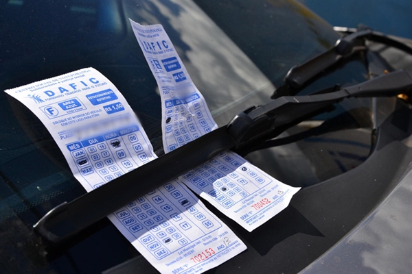 Parlamentar pede cobrança fracionada de estacionamento