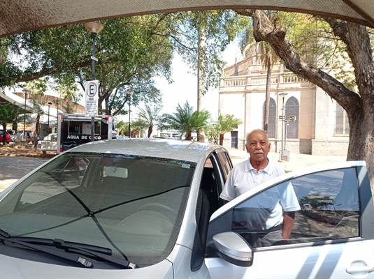 O taxista Waldevino Antônio Batista, o popular Walter, acompanha o cenário da profissão em Votuporanga (Foto: A Cidade)