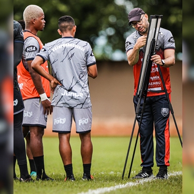 Time do técnico Rogério Corrêa segue treinando para a estreia na A2 (Foto: Pedro Zacchi)