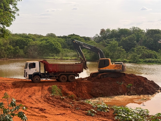 Máquinas da empresa contratada pela Prefeitura trabalham no desassoreamento da represa atrás do Assary (Foto: Orbe Media)