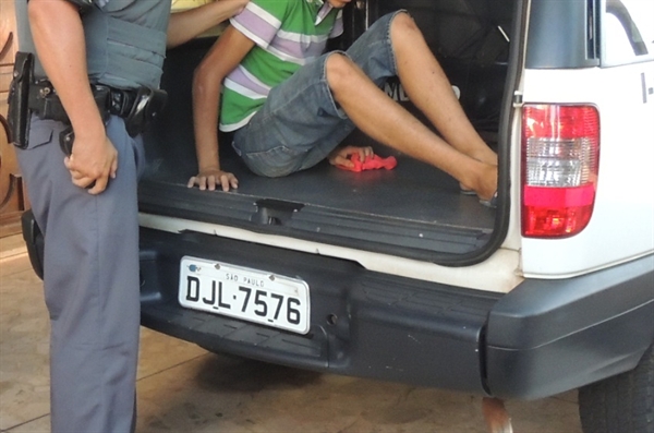 Força Tática detém jovem após roubo a farmácia