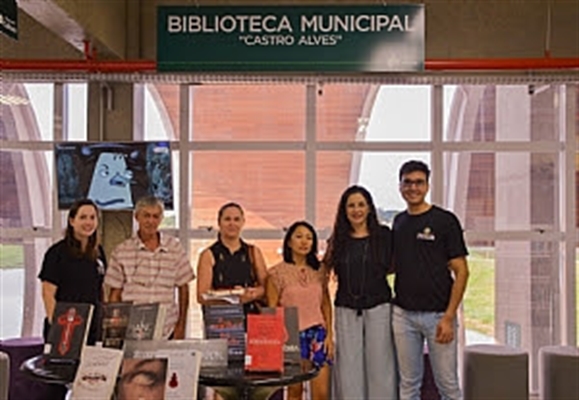A homenagem consistiu na entrega de livros aos leitores (Foto: Divulgação/Prefeitura)